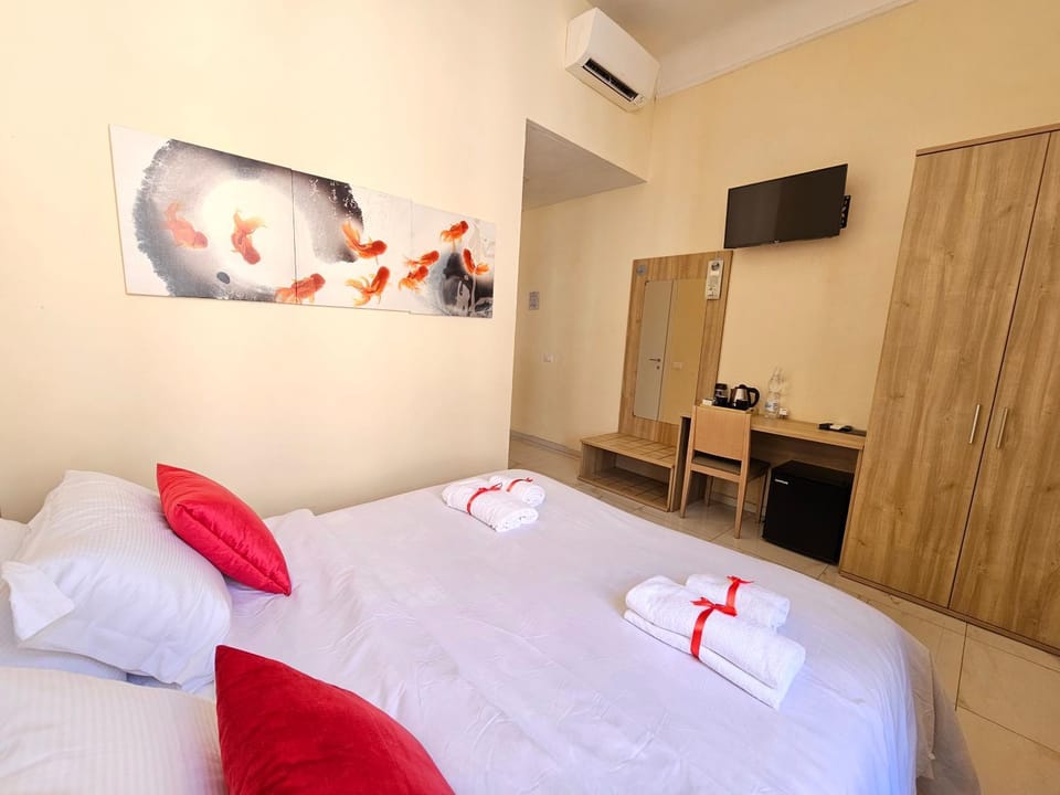 Bed, TV and multimedia, Photo of the whole room, Bedroom, towels