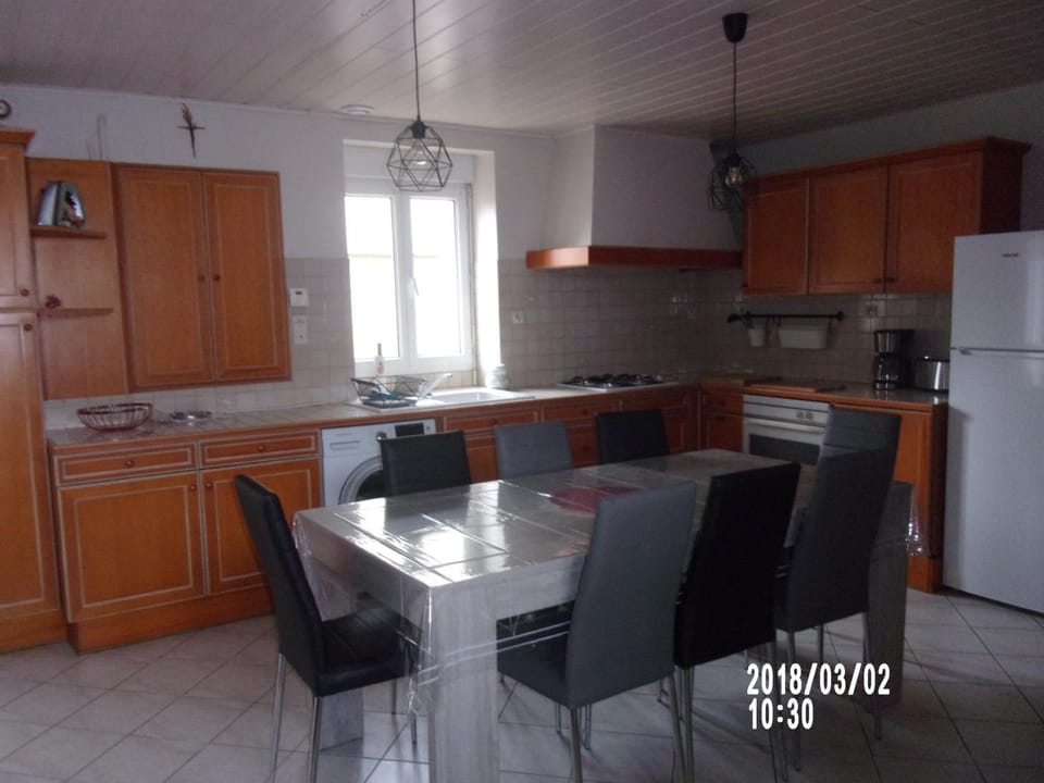 Kitchen or kitchenette, Dining area, pet friendly