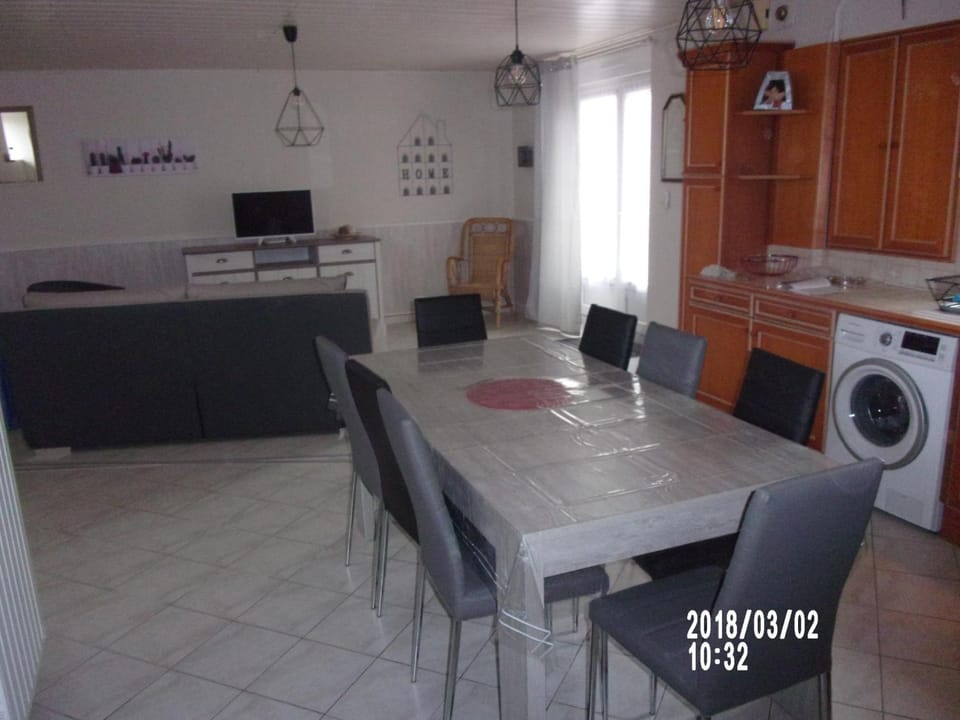Living room, Dining area, pet friendly, stove, washing machine