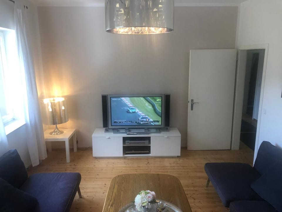 Nürburgring Ferienhaus m. Parkplatz - Klima - Garten und viel Platz House in Ahrweiler