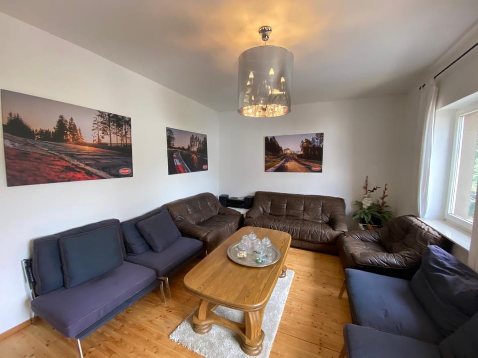 Nürburgring Ferienhaus m. Parkplatz - Klima - Garten und viel Platz House in Ahrweiler