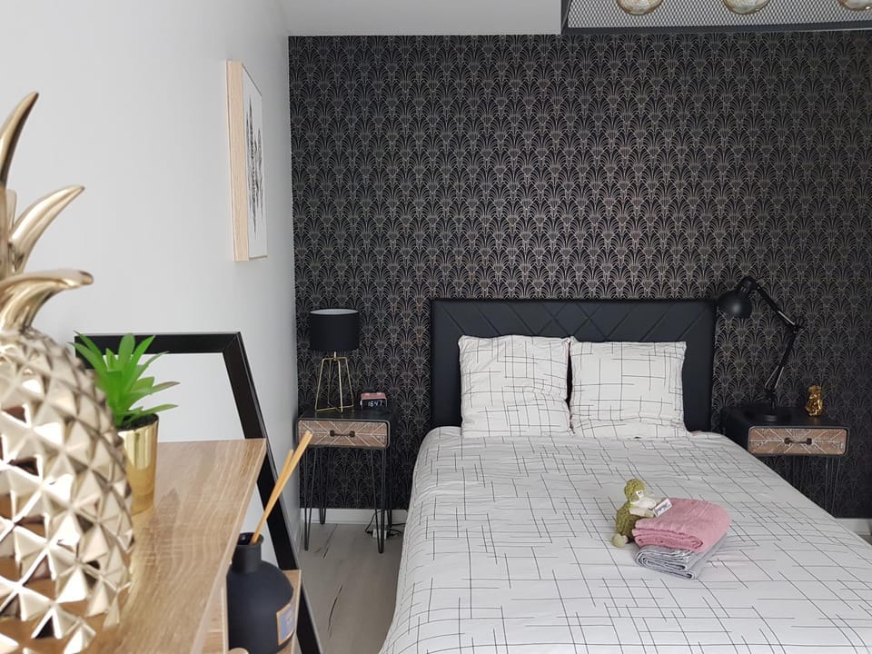 Bed, Photo of the whole room, Bedroom