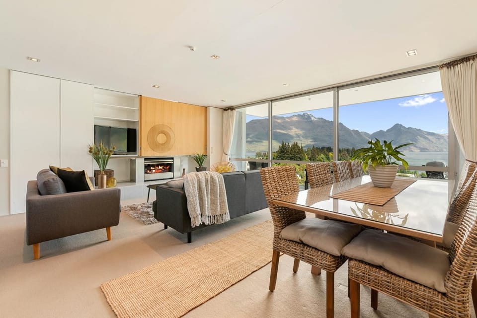 Living room, Seating area, Dining area, Mountain view