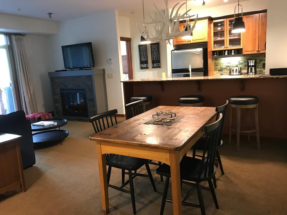 Luxurious & Spacious Mountain Retreat Apartment in Canmore