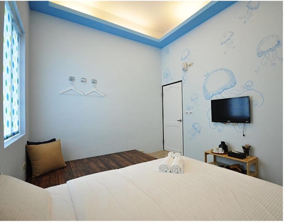 Bed, TV and multimedia, Photo of the whole room, Bedroom, hair dresser, towels
