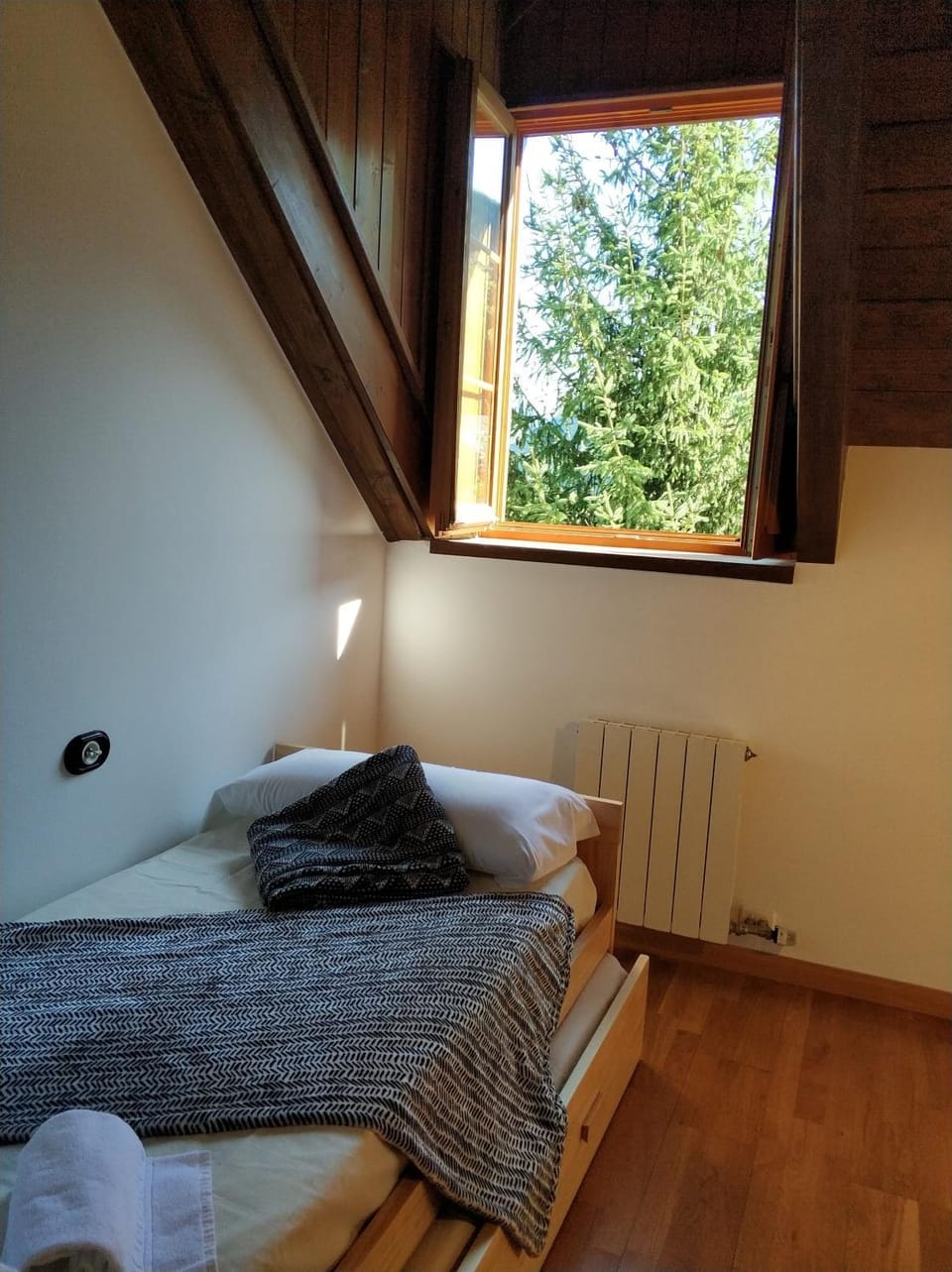 Bedroom, towels