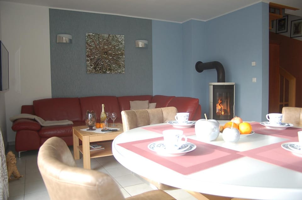 Living room, Seating area, Dining area