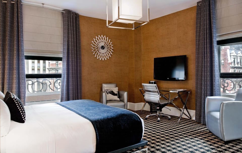 Bed, TV and multimedia, Photo of the whole room, Seating area, Bedroom
