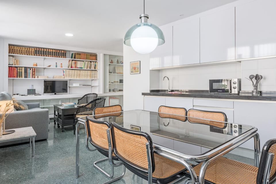Kitchen or kitchenette, Living room, Seating area, Dining area