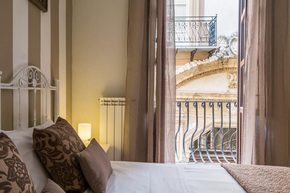 Property building, Bed, Bird's eye view, Balcony/Terrace, Photo of the whole room, Decorative detail, City view, Street view