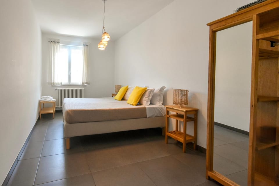 Spring, Bed, Summer, Photo of the whole room, Decorative detail, Bedroom, Seasons, towels, wardrobe