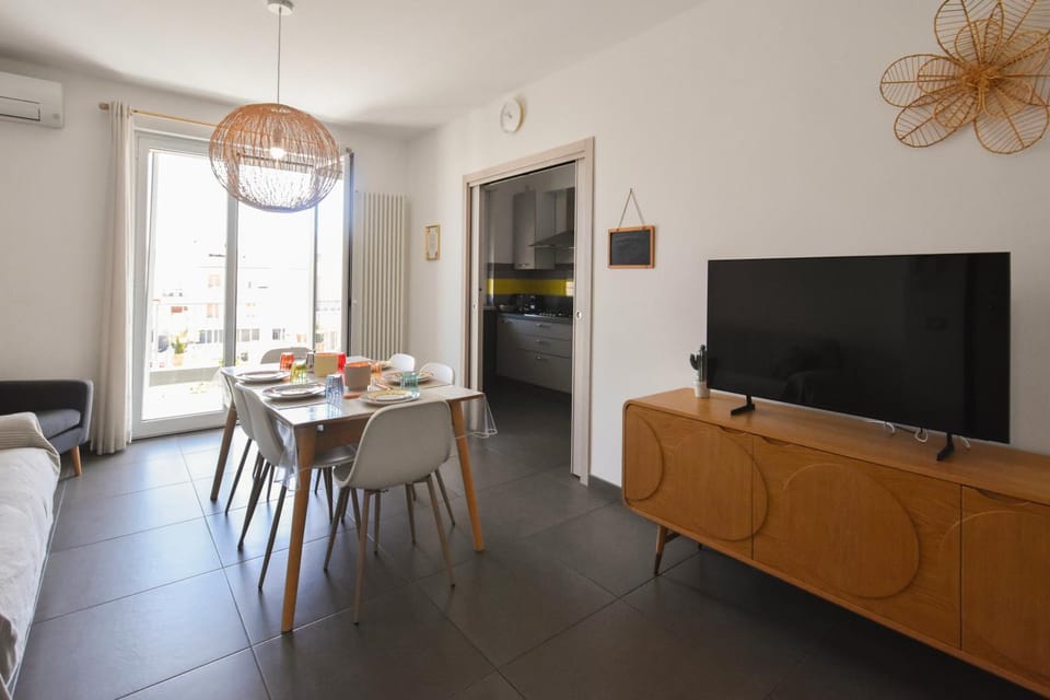 Communal lounge/ TV room, TV and multimedia, Kitchen or kitchenette, Living room, Seating area, Dining area, Evening entertainment, air conditioner