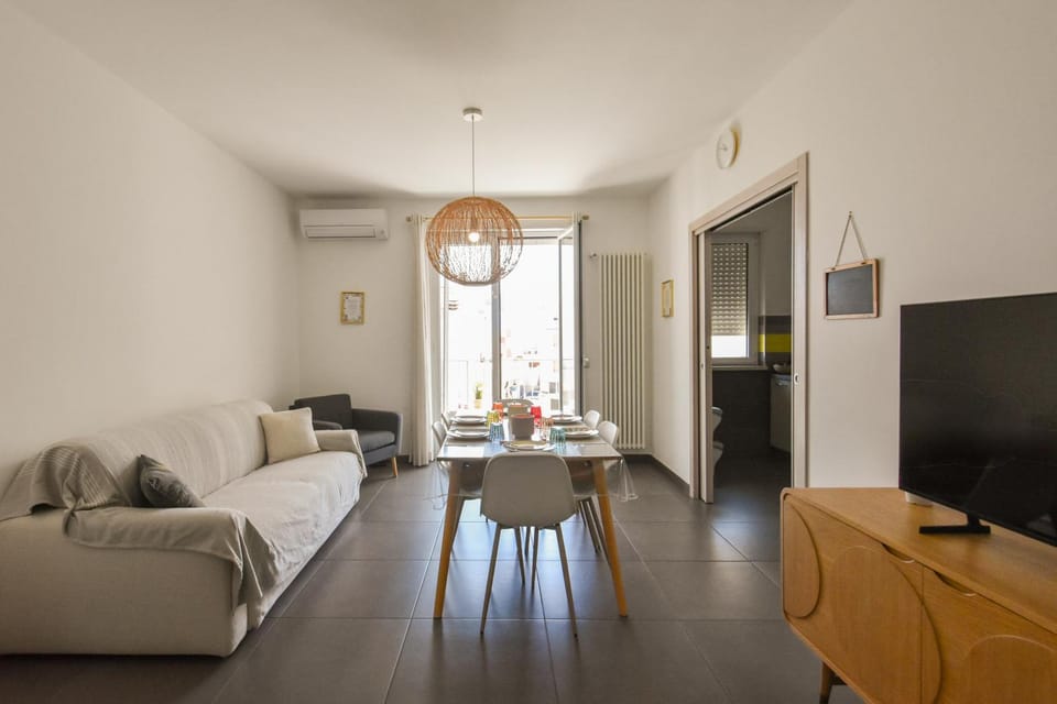 TV and multimedia, Kitchen or kitchenette, Living room, Photo of the whole room, Seating area, Dining area, Evening entertainment, kitchen, air conditioner