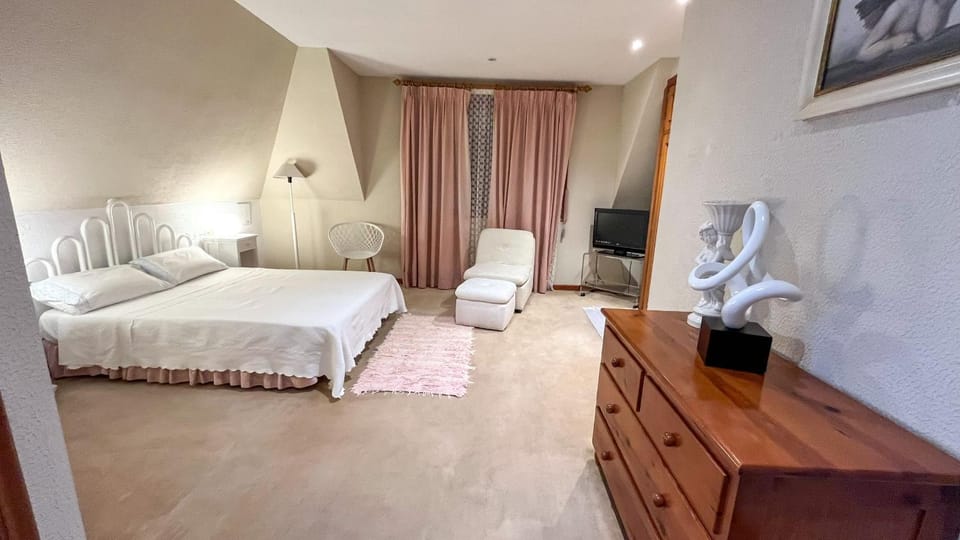 Bed, TV and multimedia, Photo of the whole room, Bedroom