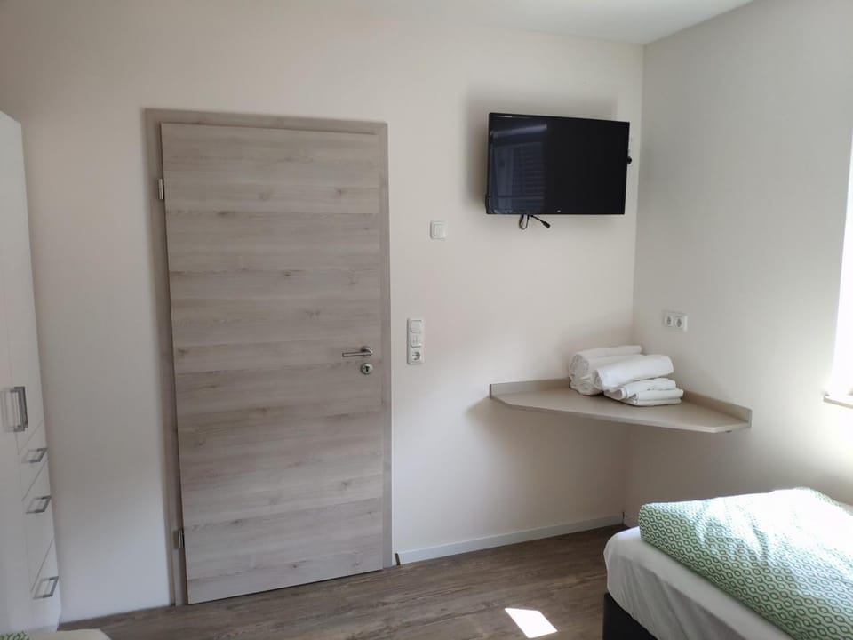 Bed, TV and multimedia, Bedroom
