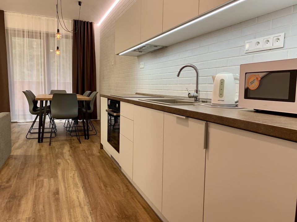 Kitchen or kitchenette, Dining area