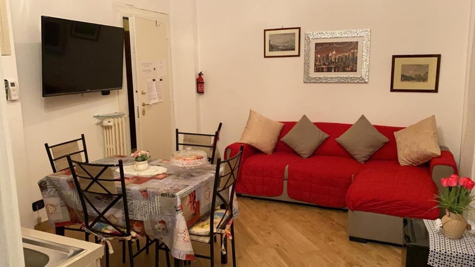 TV and multimedia, Living room, Photo of the whole room, Decorative detail, Dining area