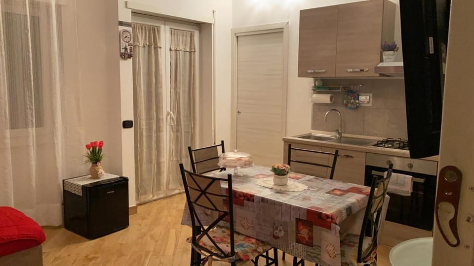 Kitchen or kitchenette, Living room, Food and drinks, Photo of the whole room, Decorative detail, Dining area, pet friendly, stove