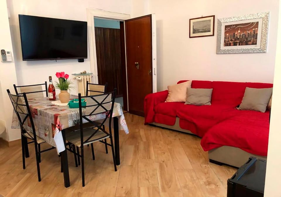 TV and multimedia, Living room, Photo of the whole room, Decorative detail, Dining area
