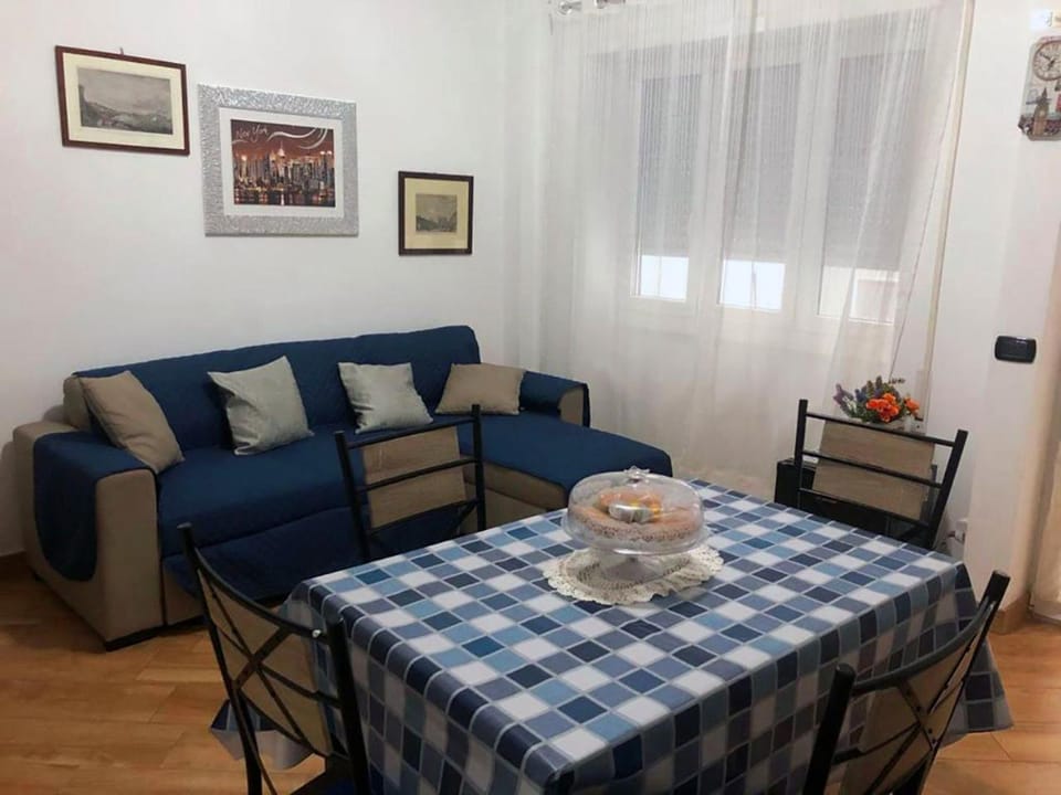 Living room, Food and drinks, Decorative detail, Dining area