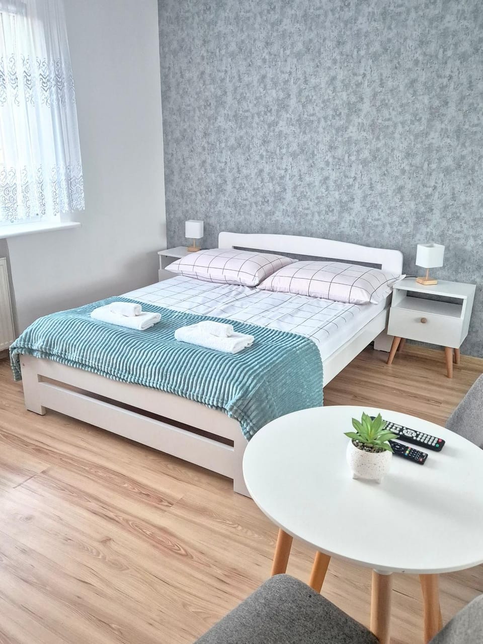 Bed, Bedroom, towels