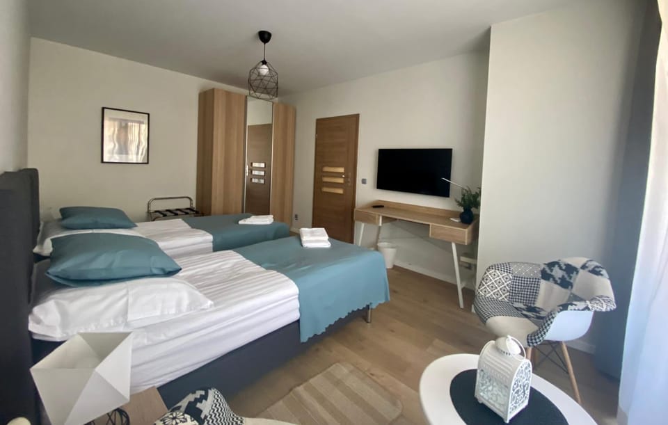Bed, TV and multimedia, Living room, Photo of the whole room, Seating area