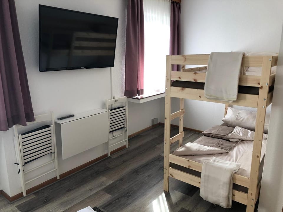 Communal lounge/ TV room, TV and multimedia, bunk bed