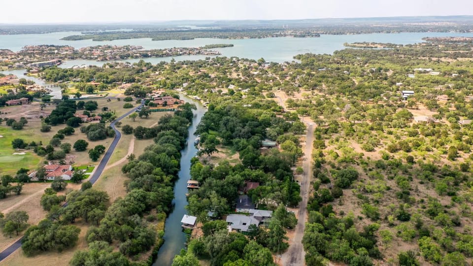 Lake LBJ 4BR Home w/ Boat Deck, Huge Yard House in Lake Lyndon B Johnson