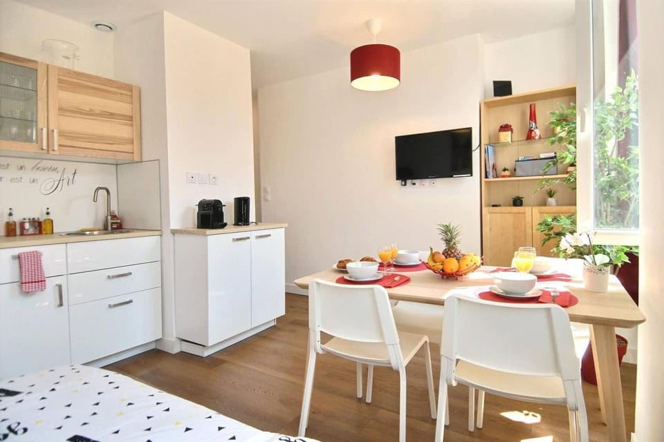 Kitchen or kitchenette, Dining area