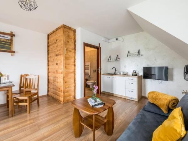Kitchen or kitchenette, Living room, Seating area, Dining area