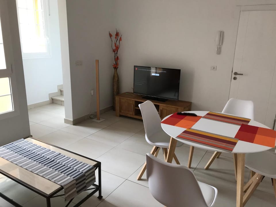 TV and multimedia, Living room, Dining area