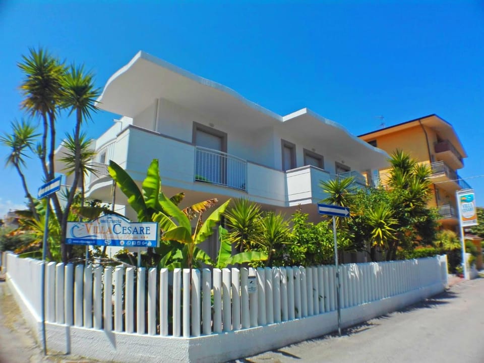 Facade/entrance, Balcony/Terrace