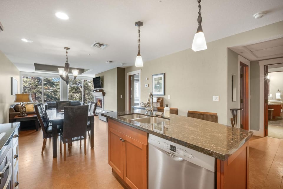 Star Suite -Luxurious condo with 3 fireplaces, and open Pool! House in Canmore