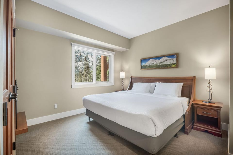 Star Suite -Luxurious condo with 3 fireplaces, and open Pool! House in Canmore