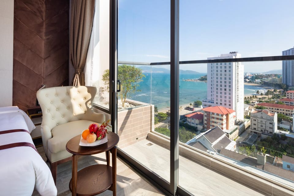 View (from property/room), Balcony/Terrace, City view, Sea view
