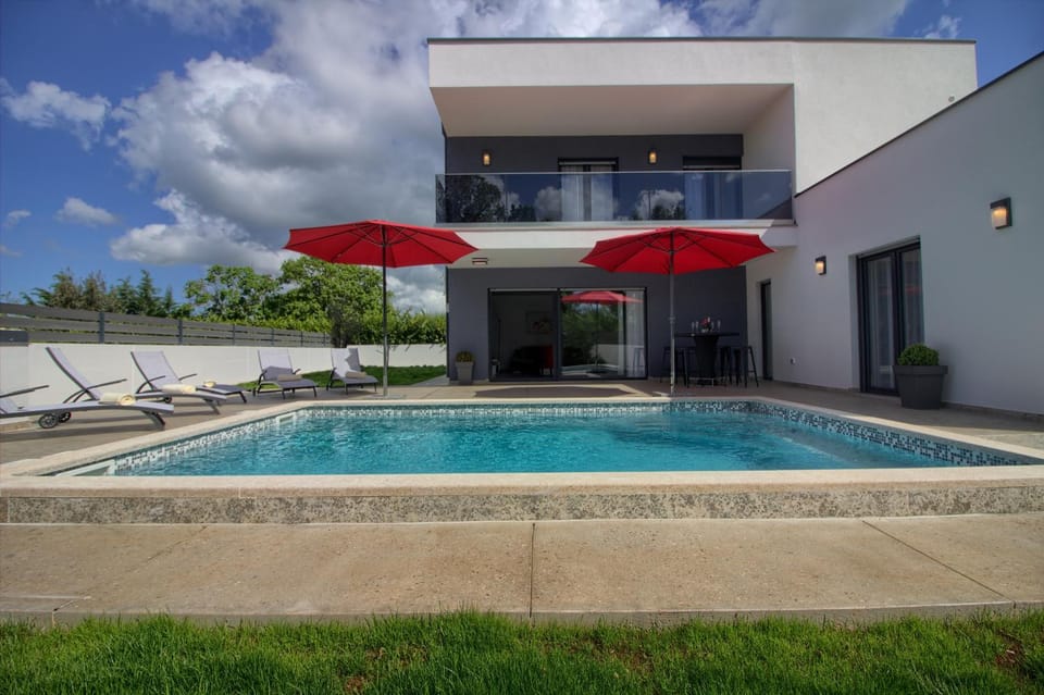 Property building, Day, Pool view, Swimming pool, sunbed