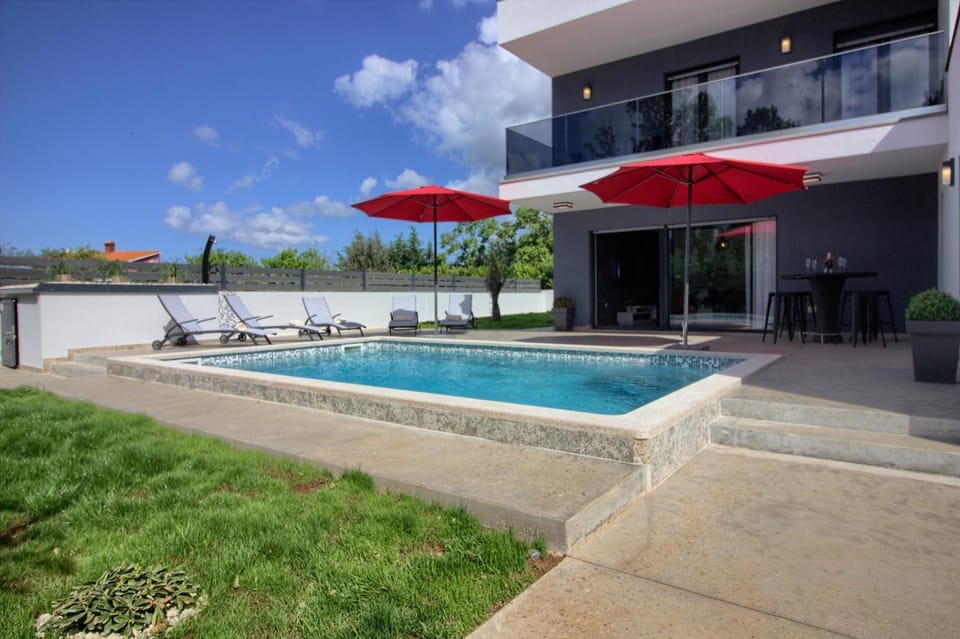 Property building, Patio, Day, Garden, Garden view, Pool view, Swimming pool, sunbed