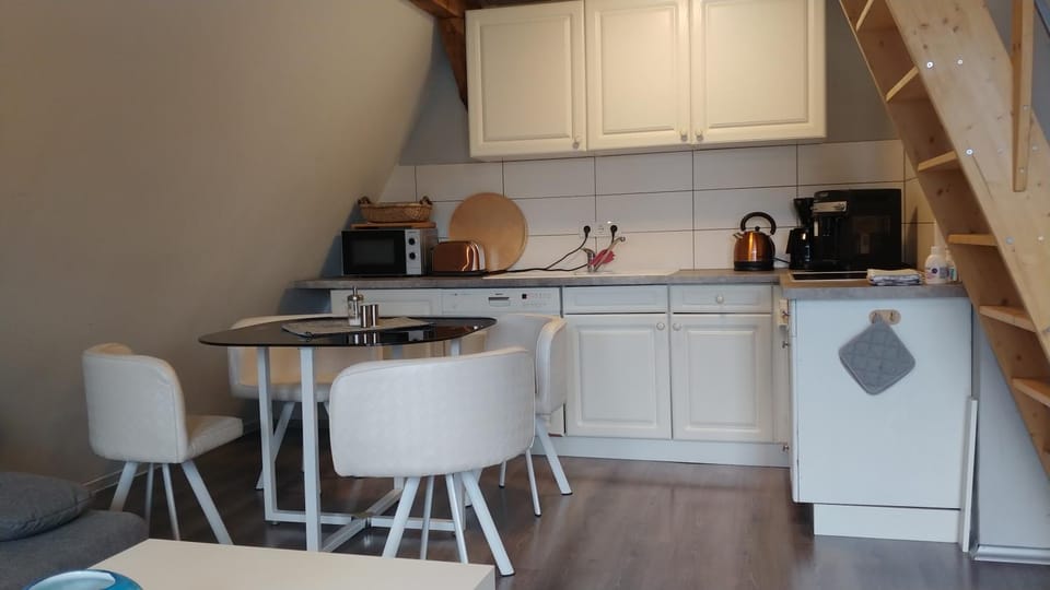 Kitchen or kitchenette, Dining area