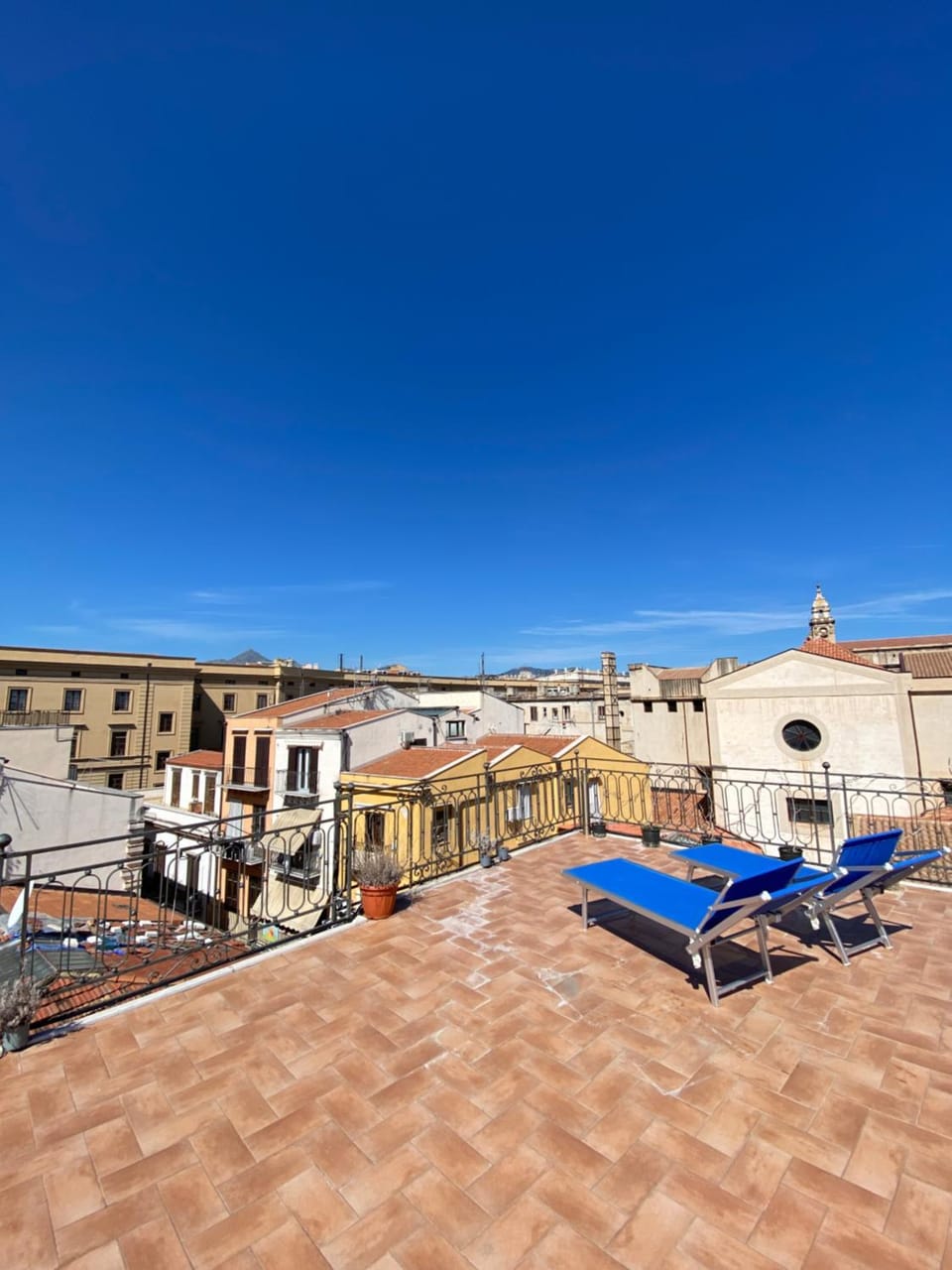 Sunny loft with terrace and Jacuzzi in the city centre Apartment in Palermo