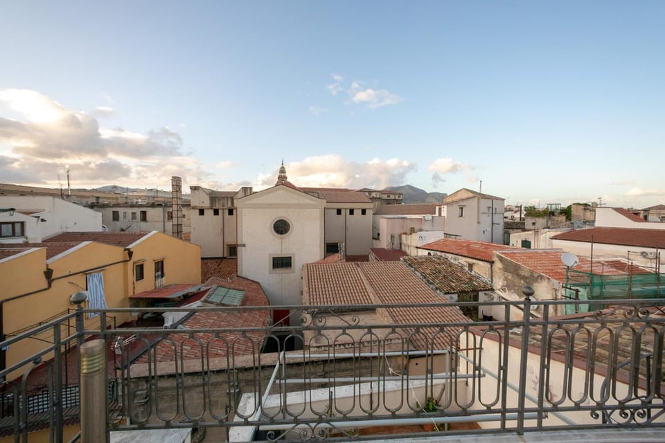Sunny loft with terrace and Jacuzzi in the city centre Apartment in Palermo