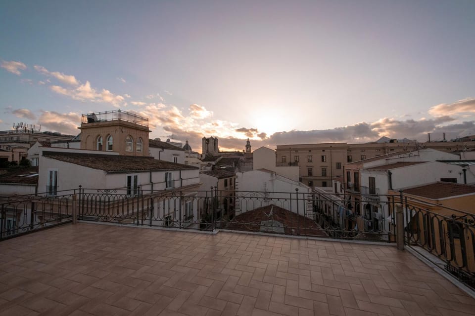 Sunny loft with terrace and Jacuzzi in the city centre Apartment in Palermo