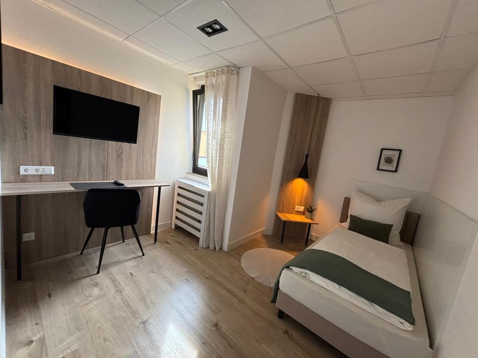 Bed, TV and multimedia, Photo of the whole room, Bedroom