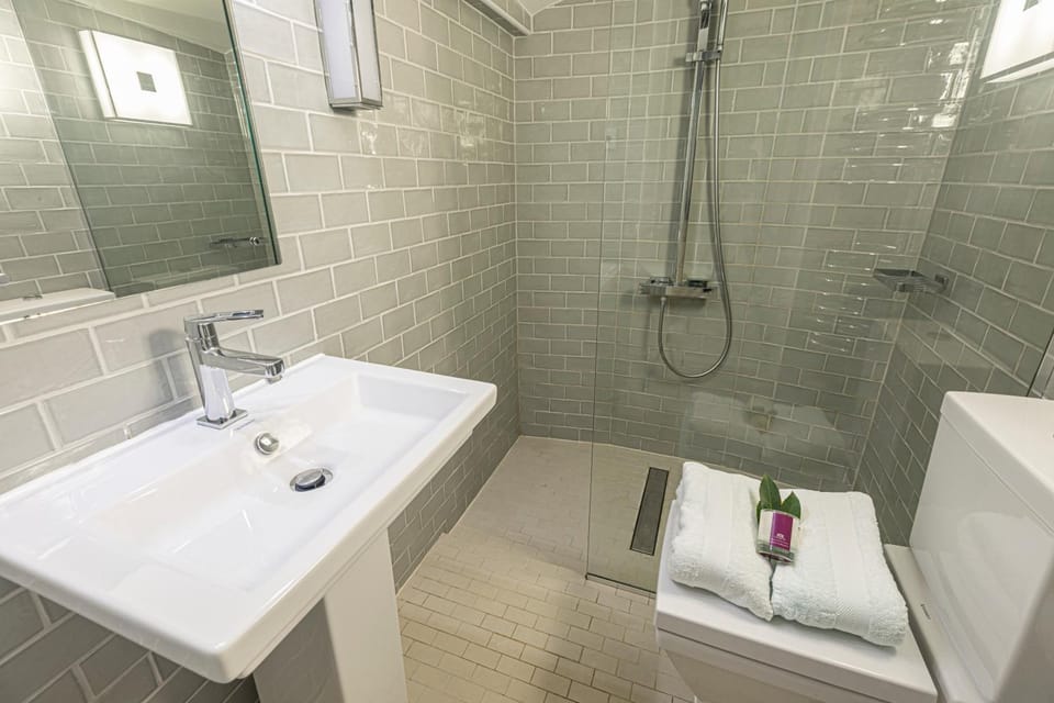 Shower, Bathroom, towels
