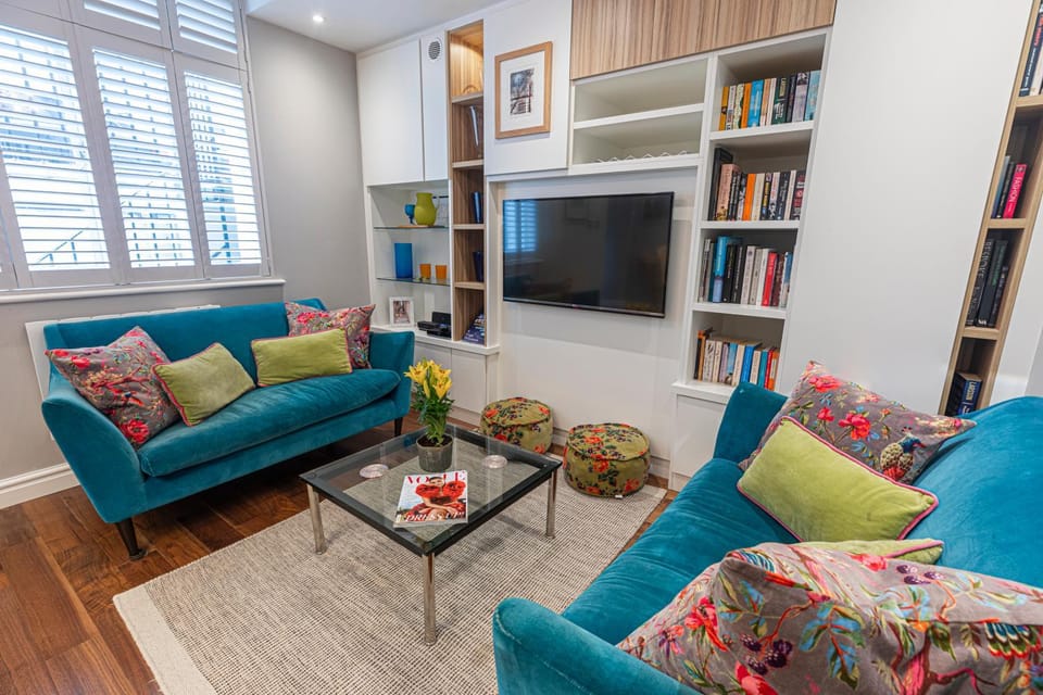 Communal lounge/ TV room, Library, TV and multimedia, Living room, Seating area, Evening entertainment