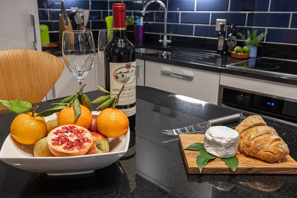 Kitchen or kitchenette, Food and drinks, Food, Drinks