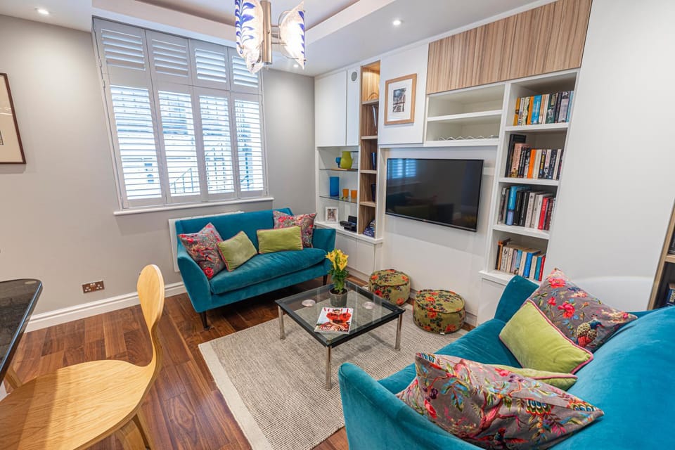 Communal lounge/ TV room, Library, TV and multimedia, Living room, Seating area, Evening entertainment