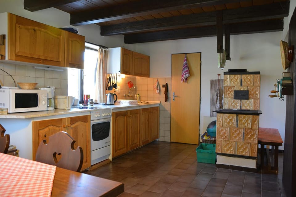 Kitchen or kitchenette, Dining area, Communal kitchen, Meals, Lunch, Dinner, Alcoholic drinks, Non alcoholic drinks