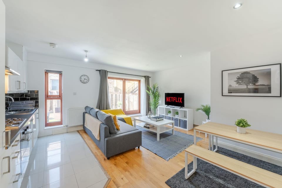 TV and multimedia, Kitchen or kitchenette, Living room, Seating area, Dining area, minibar, pet friendly