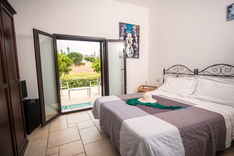 Bed, Balcony/Terrace, Photo of the whole room, Bedroom
