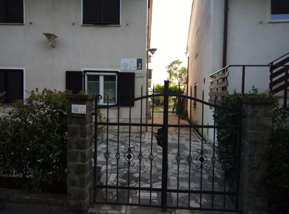 Facade/entrance
